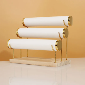 Exhibidor Triple Ecocuero para Pulseras con Base de Madera y Soporte Dorado - Blanco