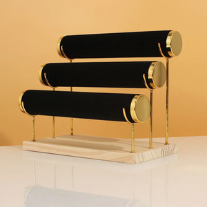 Exhibidor Triple Ecocuero para Pulseras con Base de Madera y Soporte Dorado - Negro