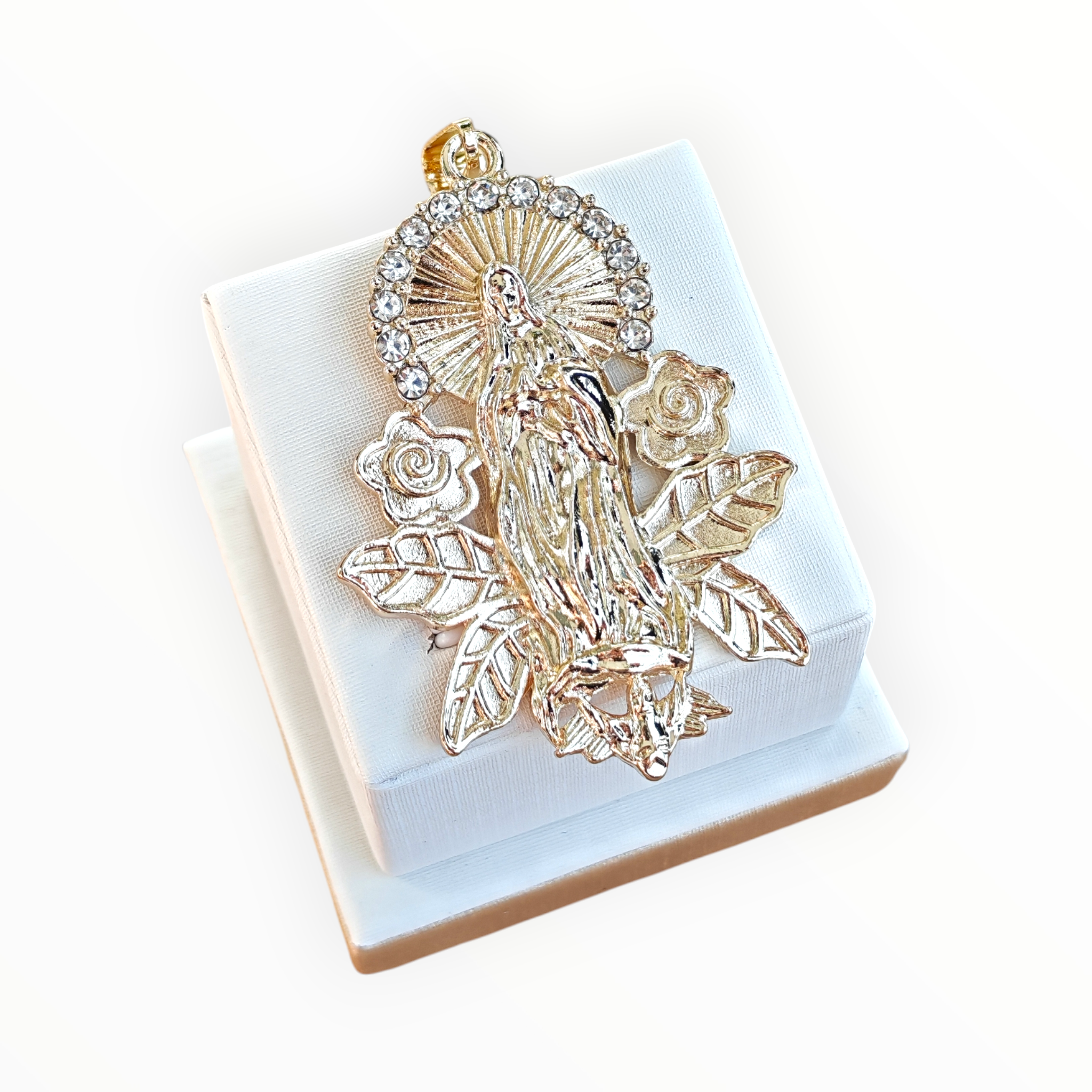 Dije Virgen con Rosas en Oro Laminado 14K – Fe que Florece