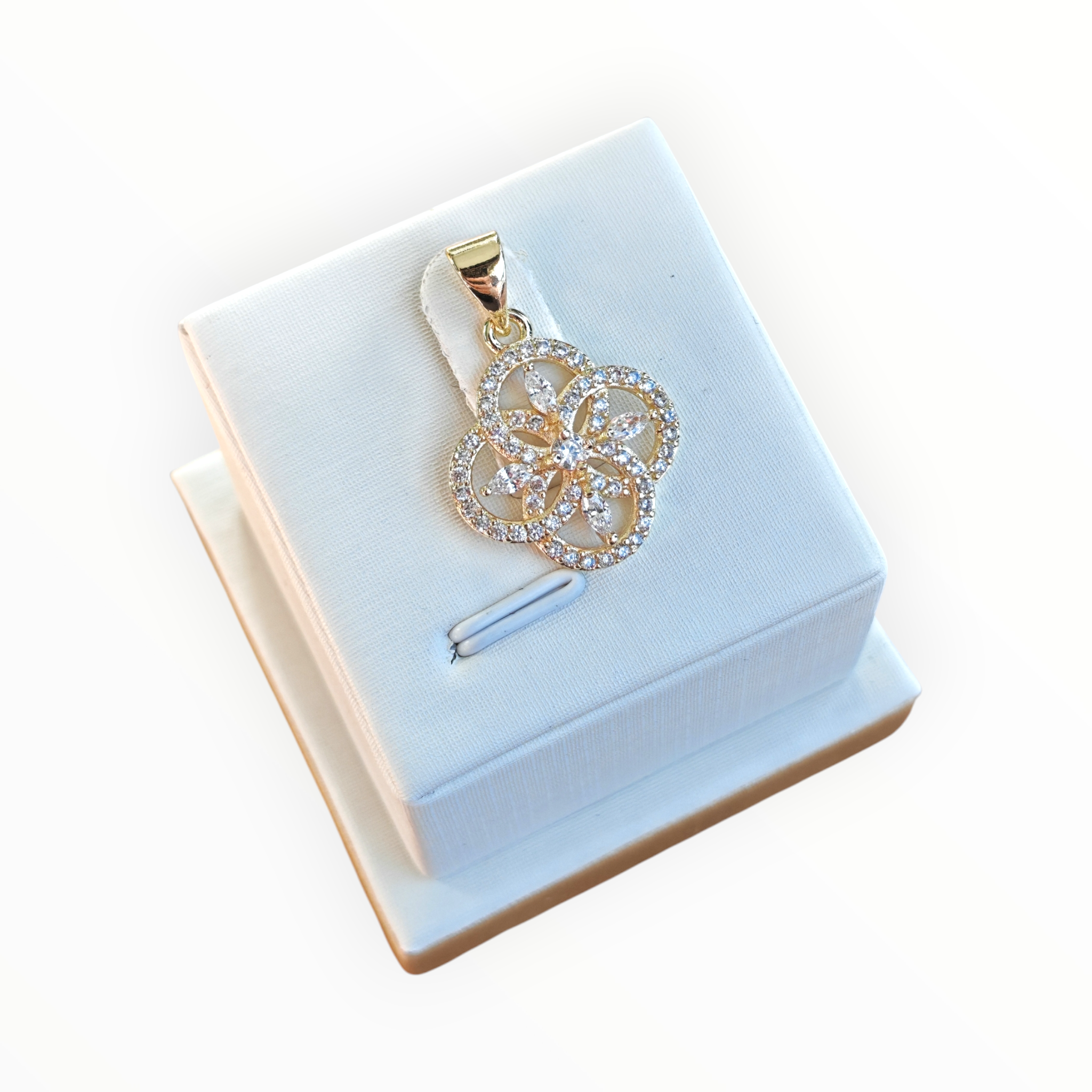 Dije Flor en Oro Laminado 14K – Belleza que Florece