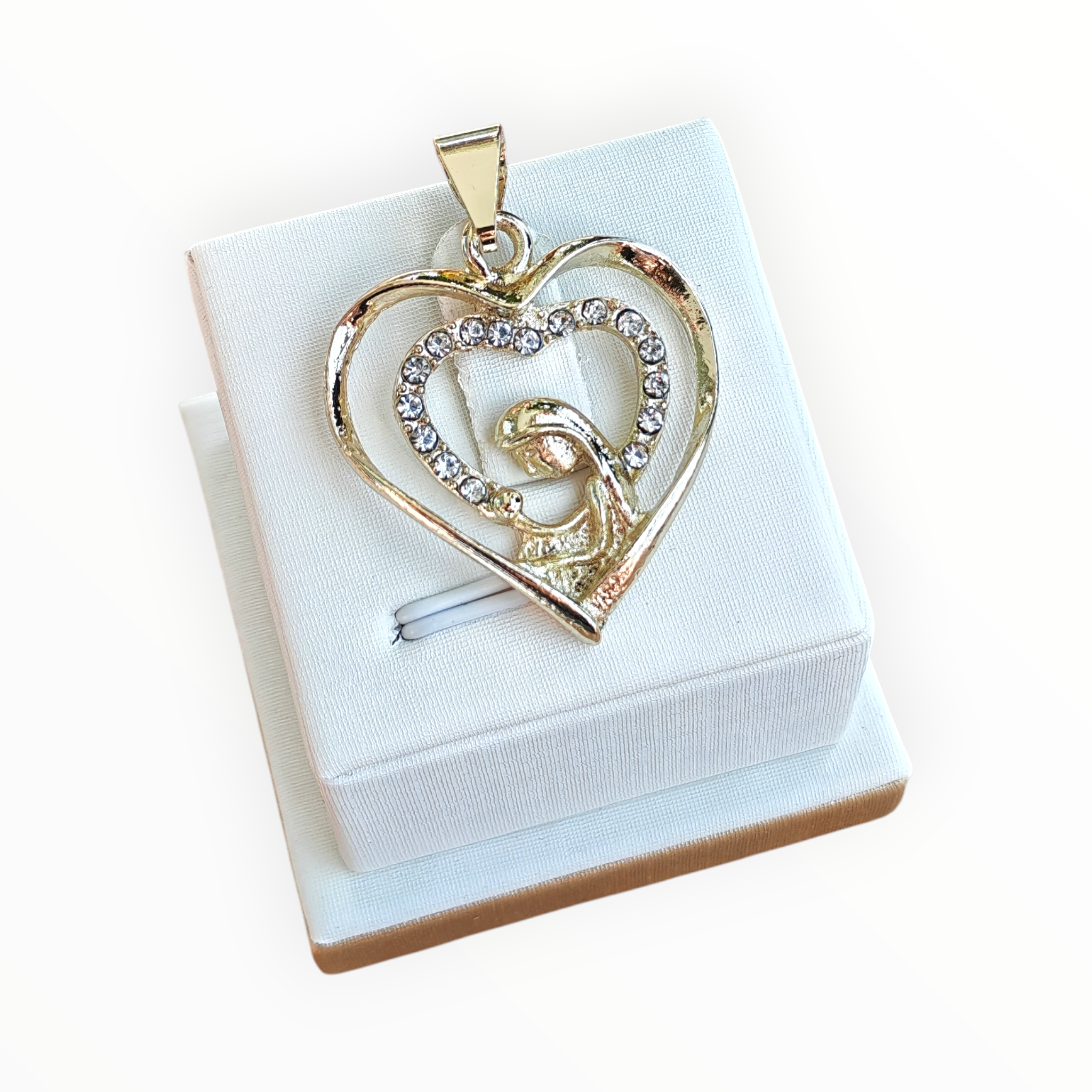 Dije Virgen en Corazón con Brillos en Oro Laminado 14K – Fe que Ilumina