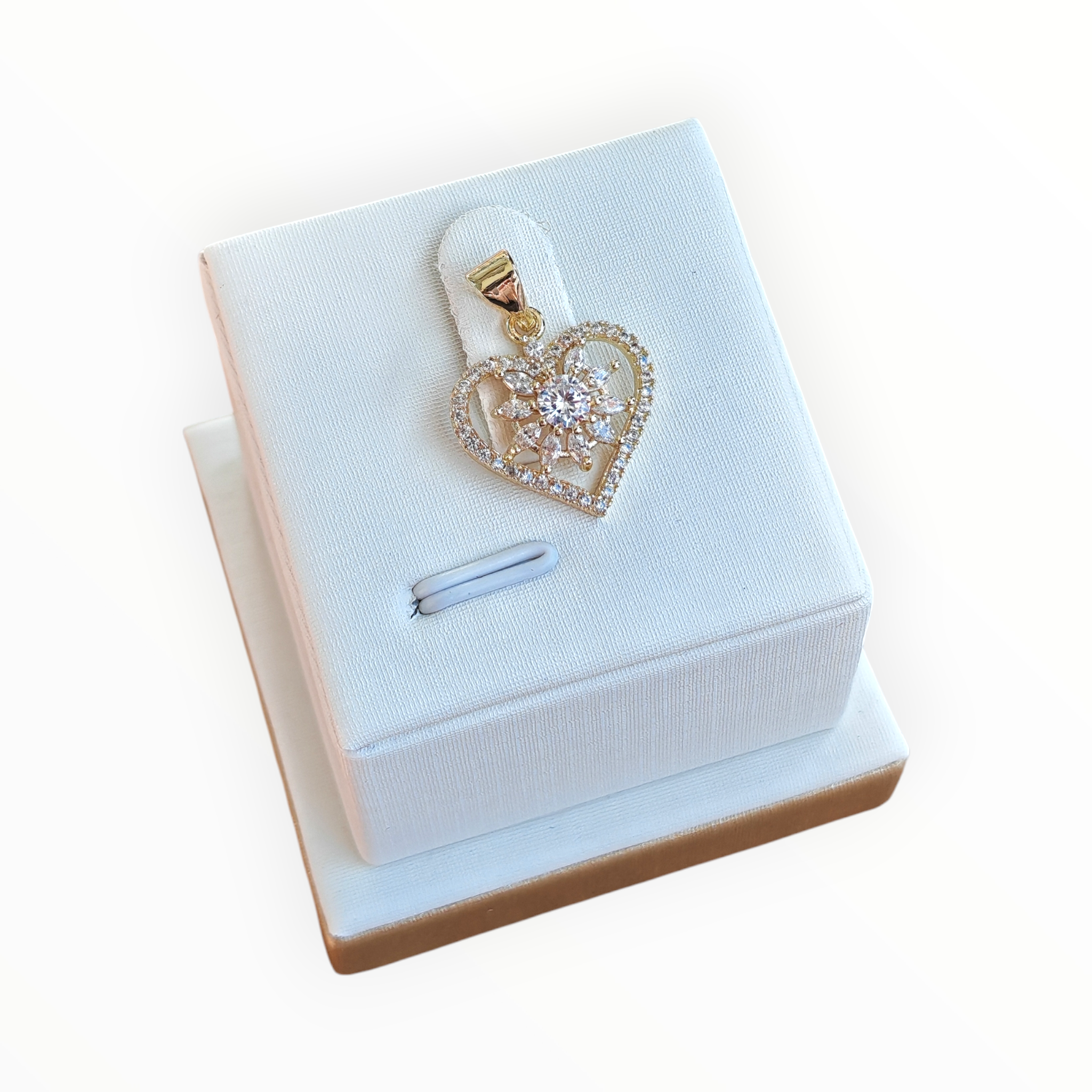 Dije Corazón con Estrella en Oro Laminado 14K – Brillo que Inspira