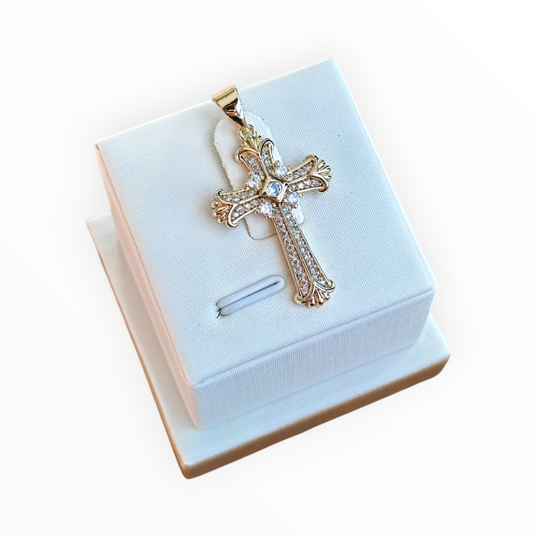 Dije Cruz en Oro Laminado 14K – Luz y Fortaleza Interior