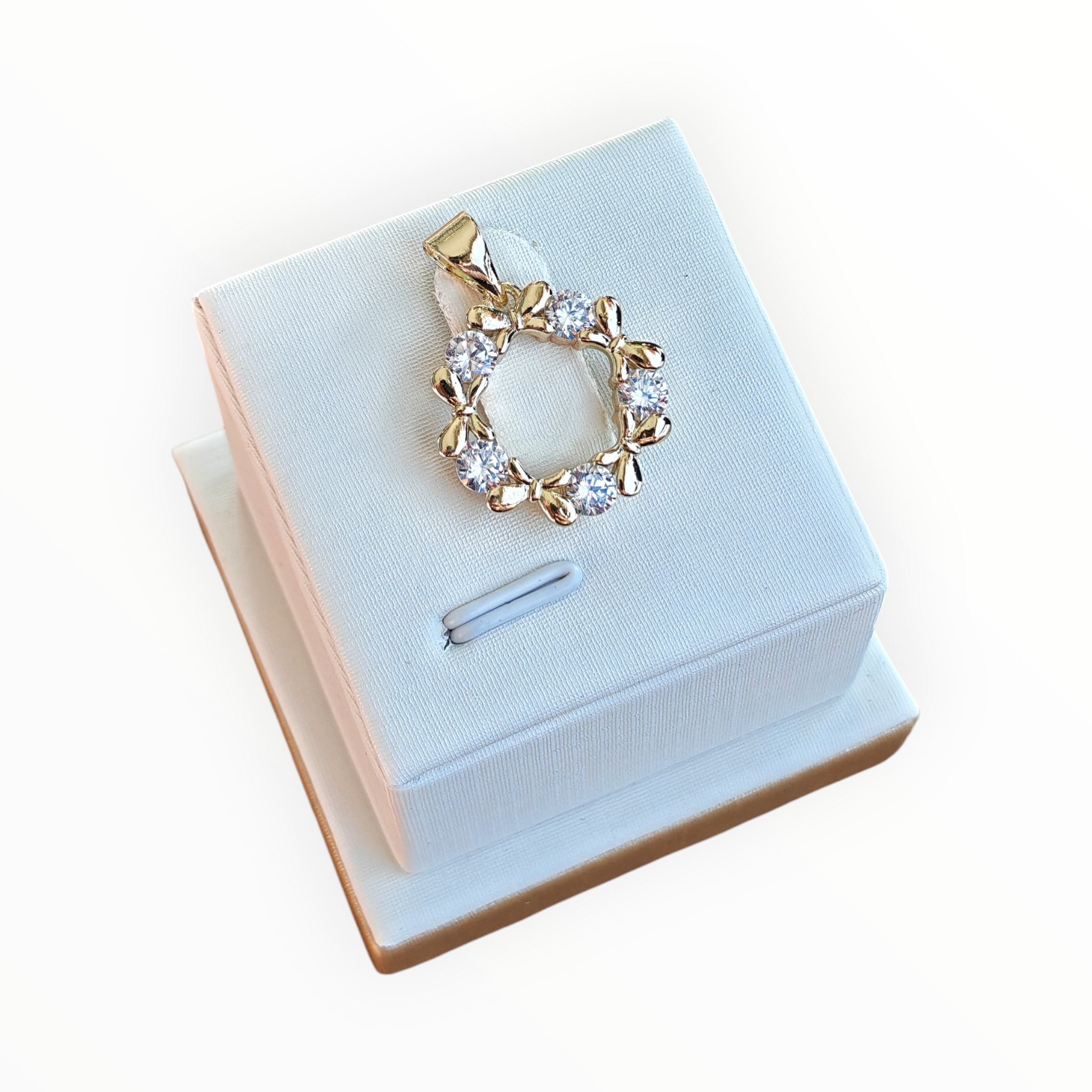 Dije Floral en Oro Laminado 14K – Armonía y Brillo