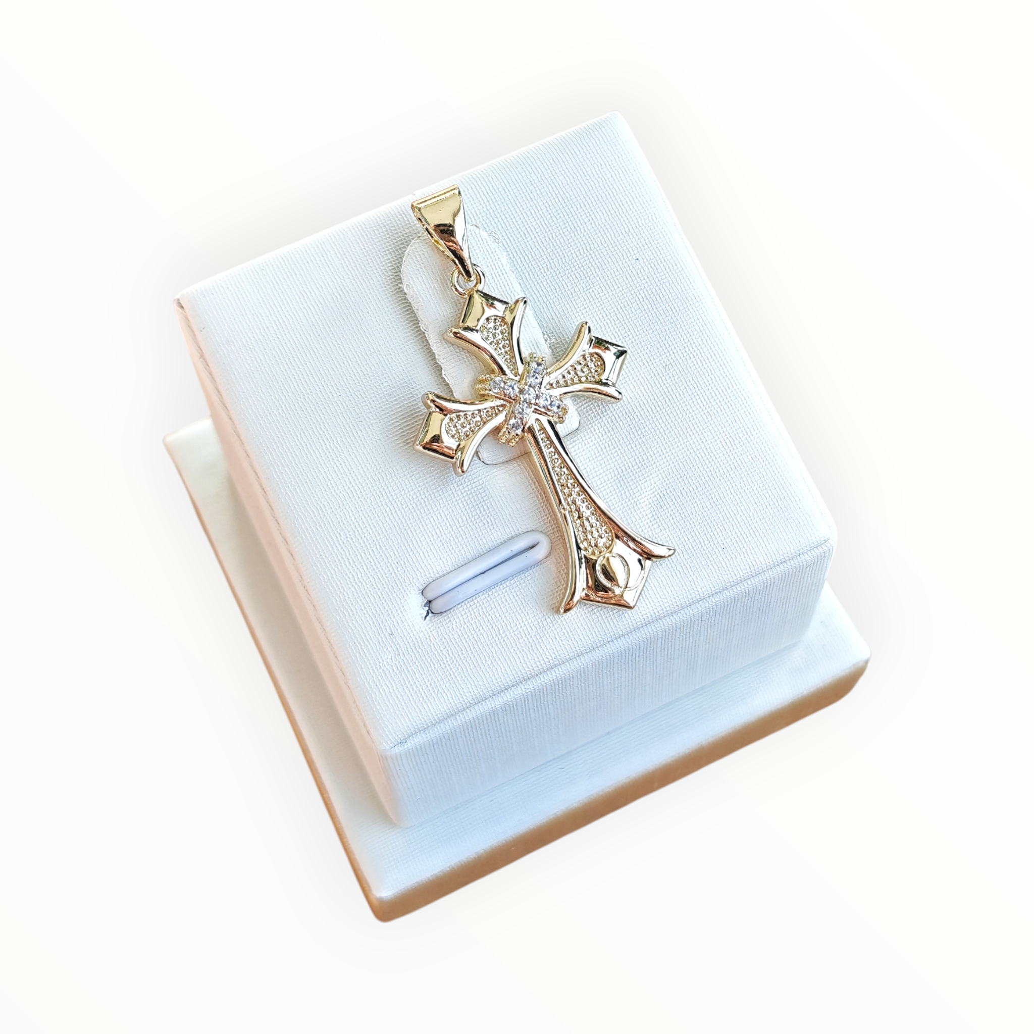 Dije Cruz en Oro Laminado 14K – Elegancia y Protección