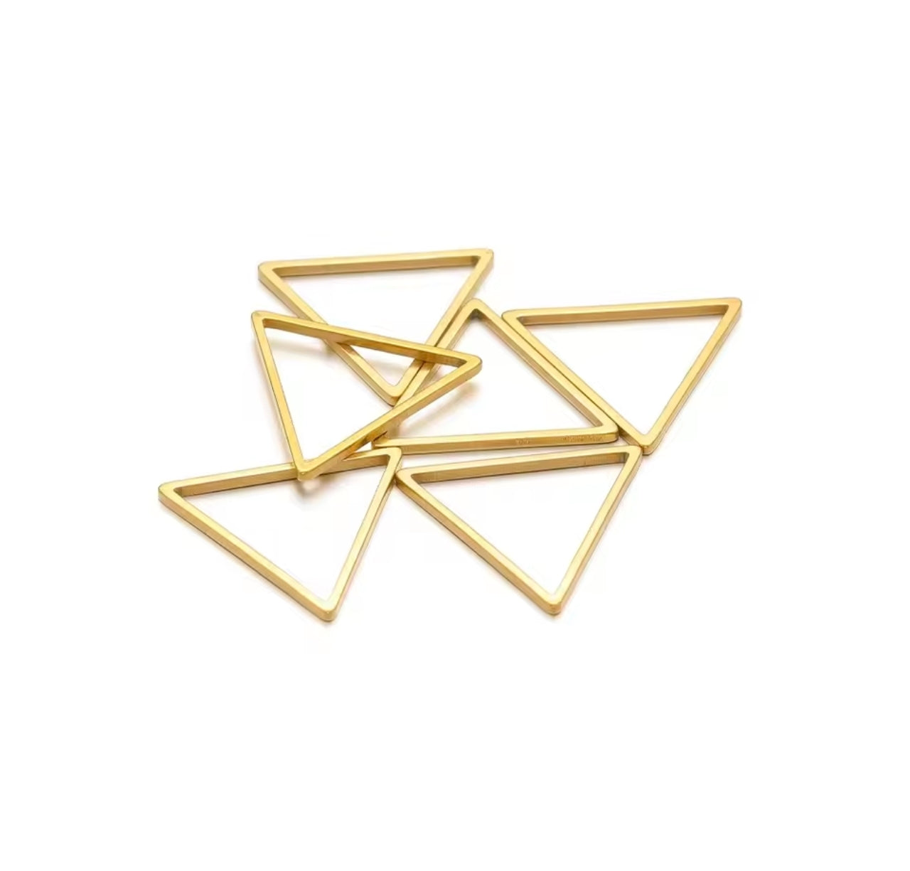 Base Triángulo Dorado 25×25 mm para Aros y Dijes – Figuras de Bisutería