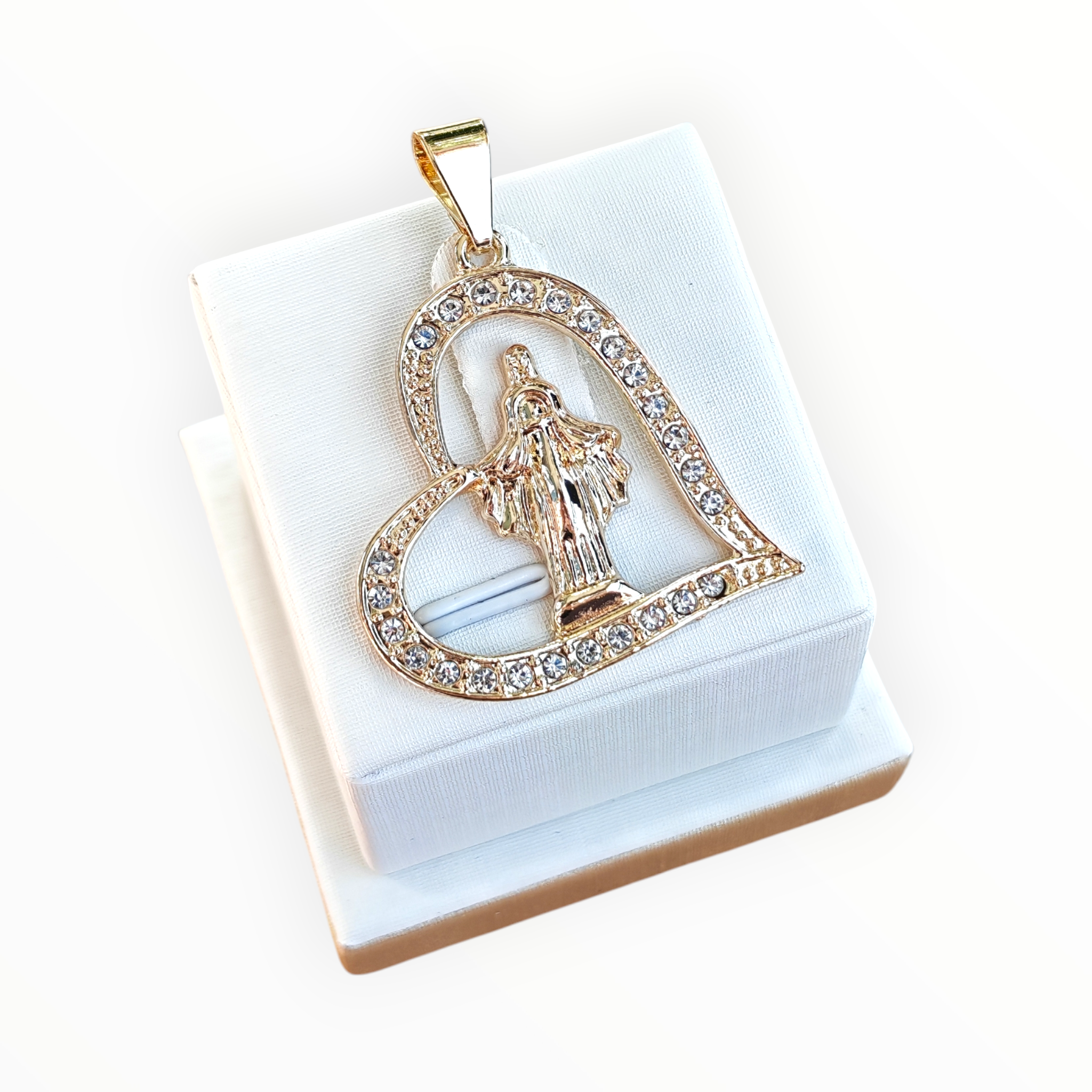 Dije Virgen en Corazón en Oro Laminado 14K – Amor y Devoción