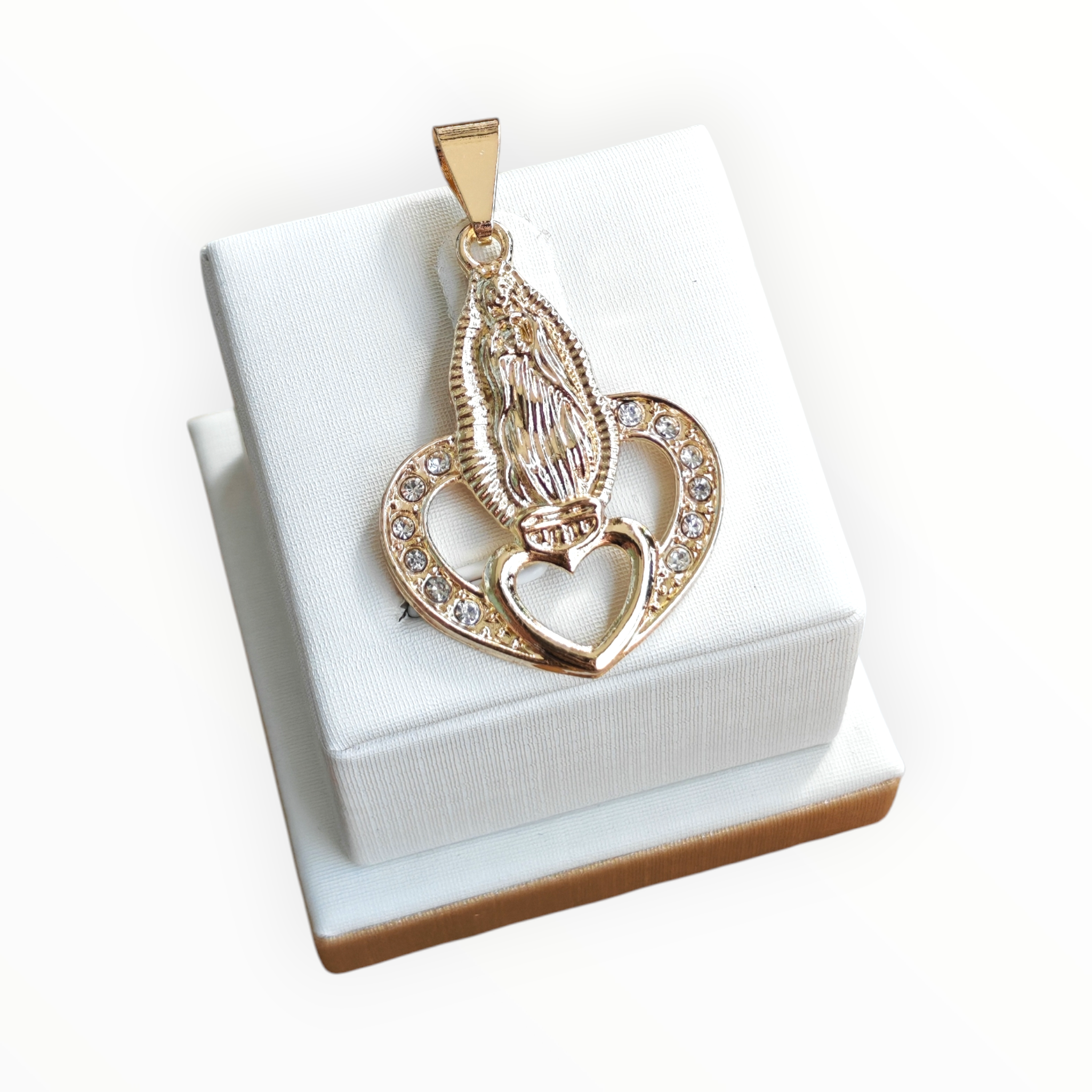 Dije Virgen en Oro Laminado 14K – Fe que Abraza con Amor