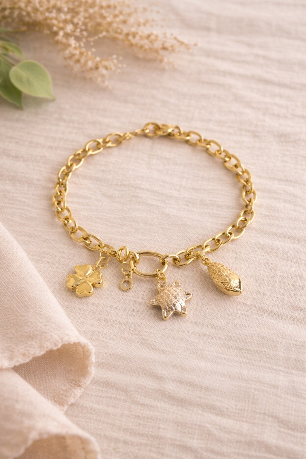 Pulsera Charms Trébol Estrella y Corazón – Oro Laminado 14K