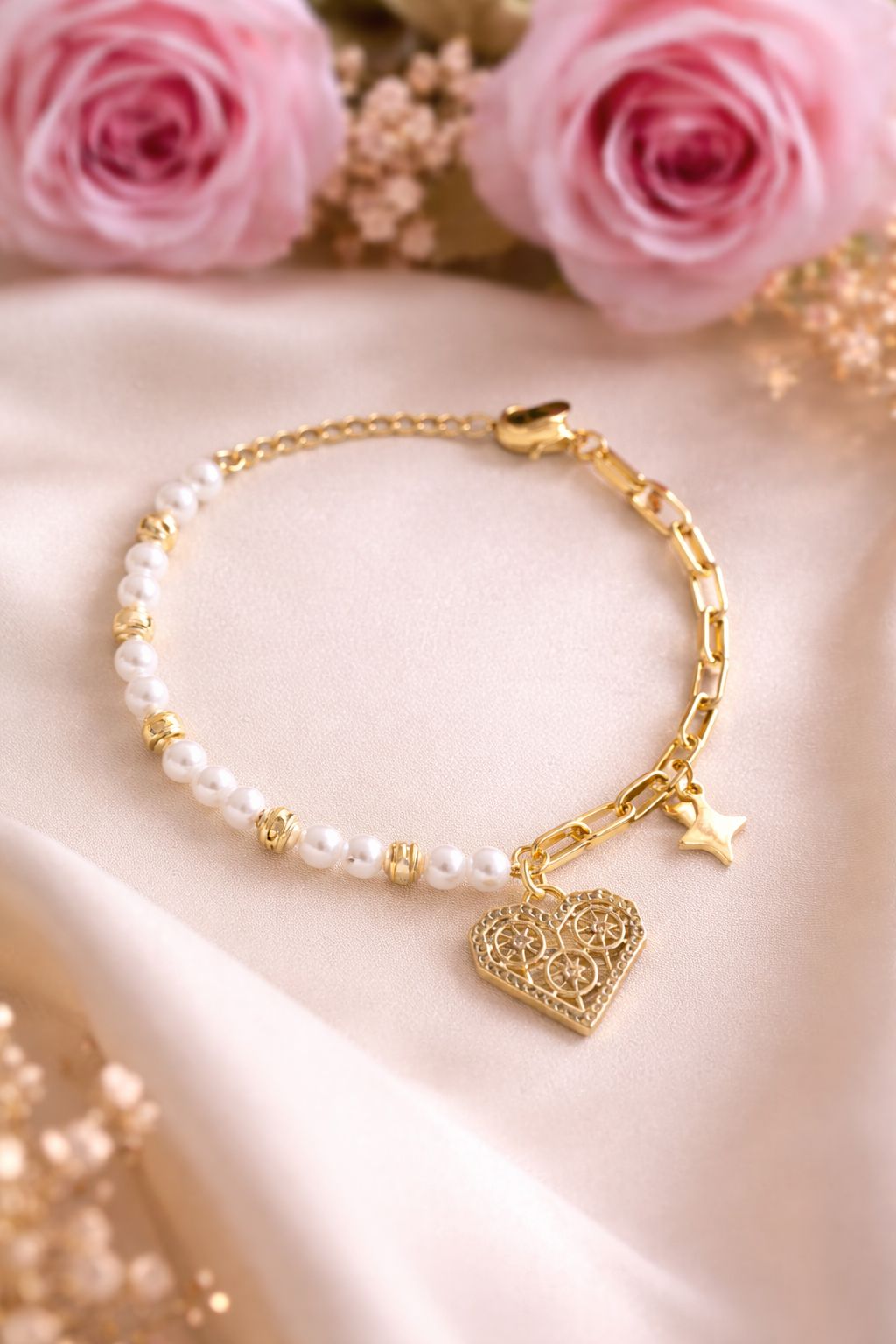 Pulsera Perlas con Dijes Corazón y Estrella – Oro Laminado 14K