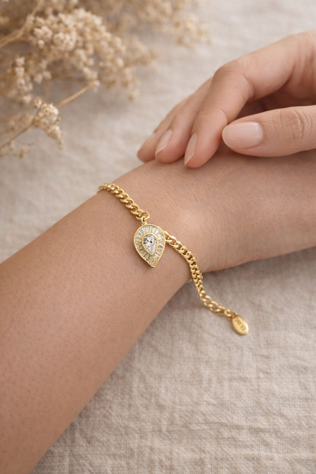 Pulsera Cubana con Dije Gota Brillante – Oro Laminado 14K