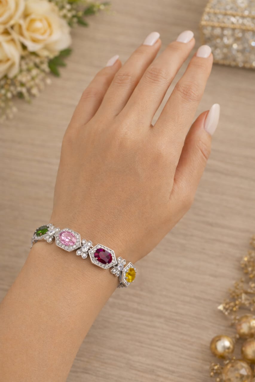 Pulsera Multicolor con Cristales y Flores – Oro Laminado Blanco