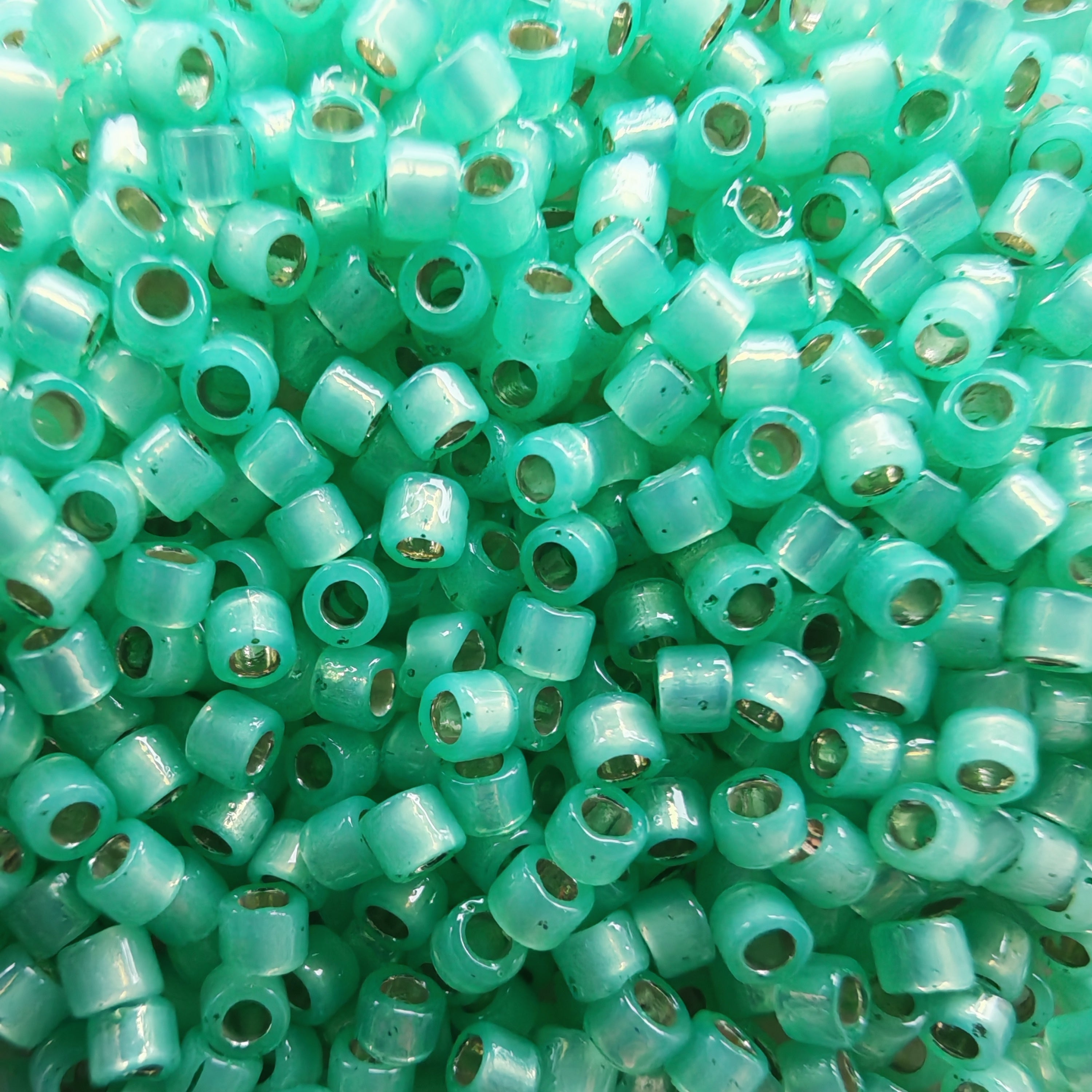 Mostacilla Miyuki Delica 11/0 DB2188 – Verde Menta Opalo Duracoat