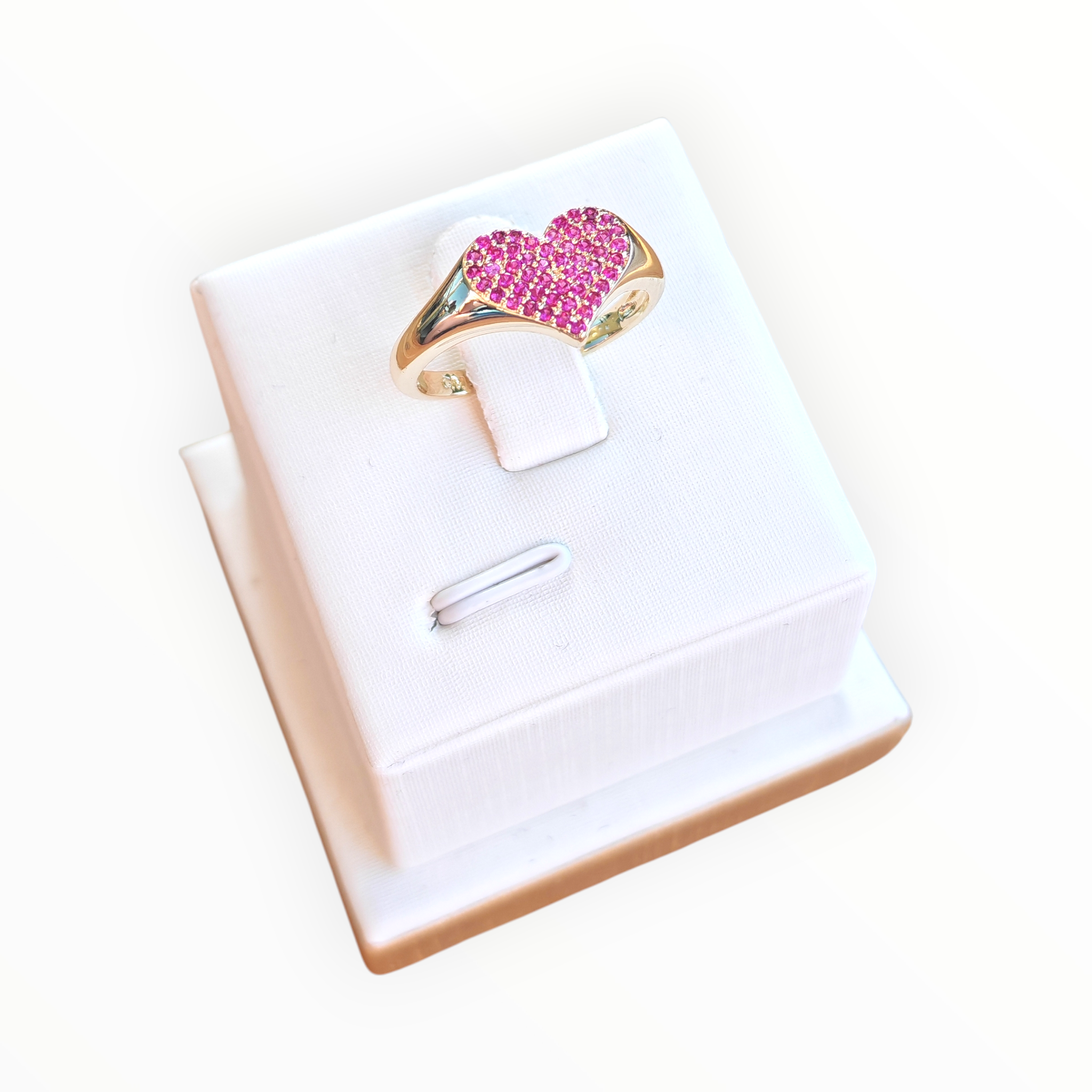 Anillo Corazón Fucsia de Oro Laminado 14K – Amor y Estilo