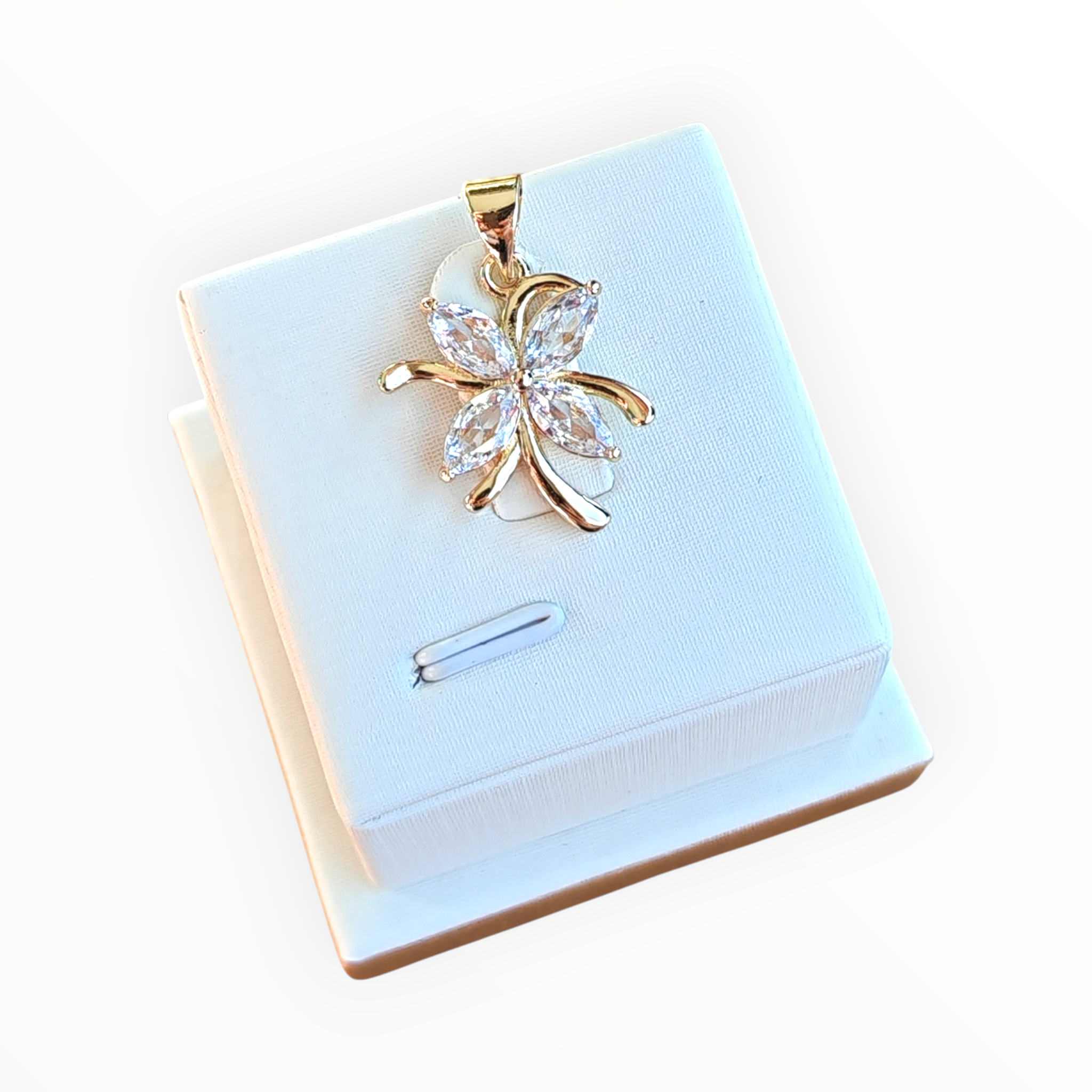 Dije Flor en Oro Laminado 14K – Belleza que Florece con Luz